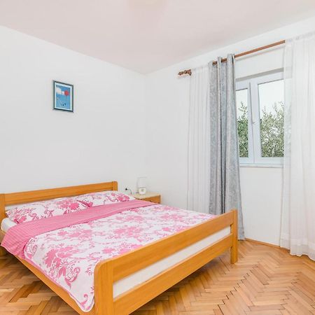 Stunning Apartment In Malinska With Kitchen Εξωτερικό φωτογραφία